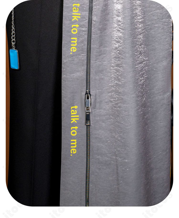 コート裾のファスナー装飾。ジッパー位置と開閉の見え方を確認できる画像