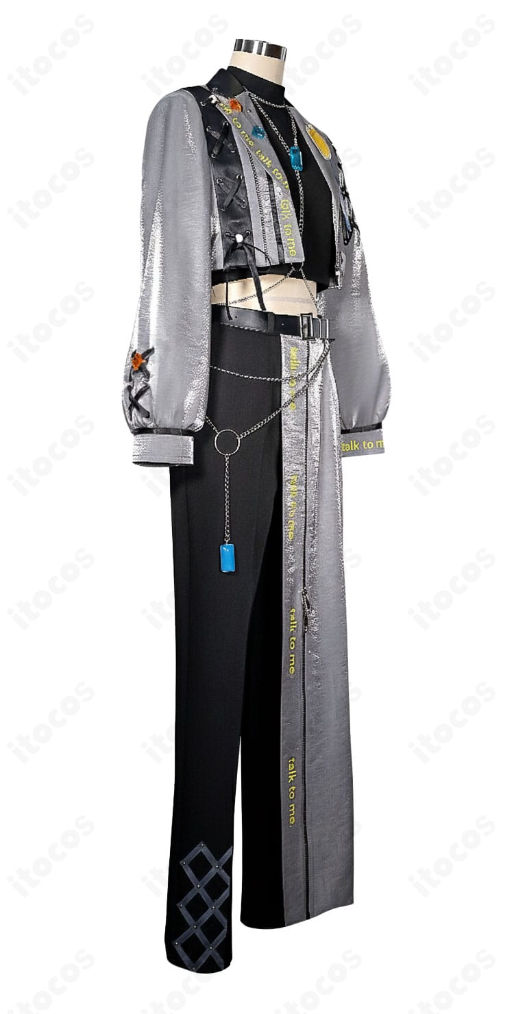 「Talk To Me」衣装 側面図。直線的なラインとタイトなシルエットの再現度を確認できる画像