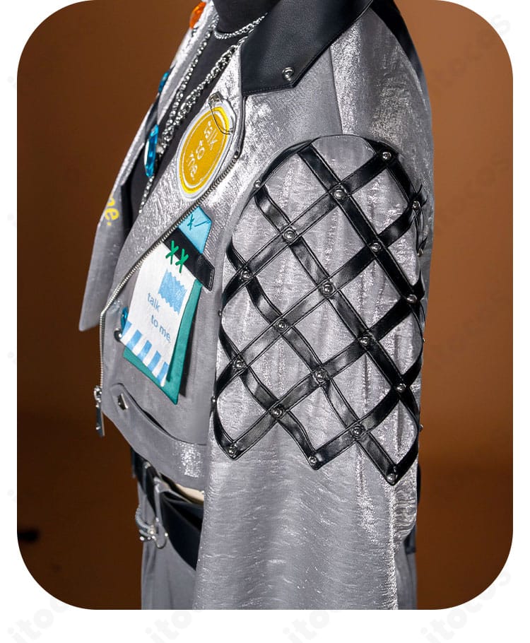 袖口のボタンとタブ飾りを写した「Talk To Me」衣装の袖ディテール