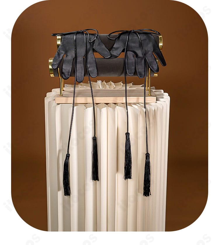 プレイフル・ドレス衣装の手袋・手飾り部分アップ。上質素材で高級感のある仕上がり。