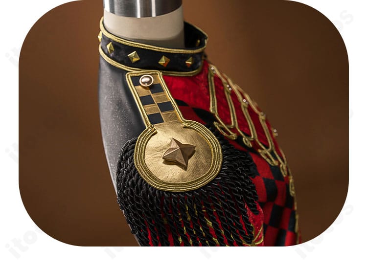 ケイト・ダイヤモンド衣装の肩流蘇と星モチーフ装飾。光沢感が際立つ華やかな仕上がり。