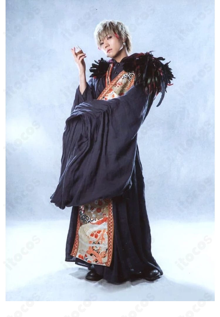 モデル着用・十蘭 コスプレ衣装の側面装飾ディテール（袖口の形と横姿のバランス）