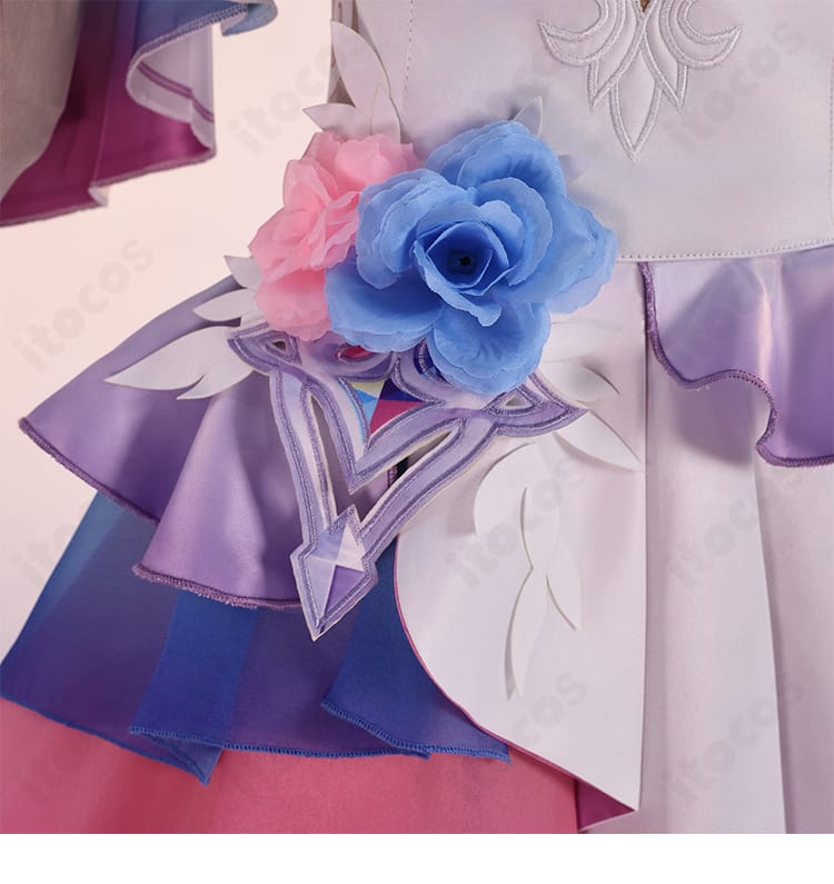 腰部分の花飾りディテール。可憐な花モチーフと揺れ感のあるパーツでアクセントを演出。