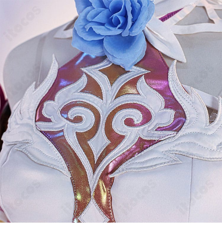 胸元装飾の細部。中央パーツの立体感と周囲の縁取り、色面の切り替えを高精度で再現。