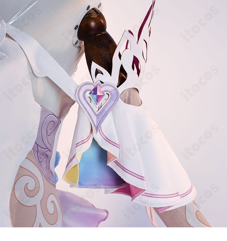 袖口・アームカバーの装飾ディテール。上品なトリムとフィット感のあるカッティング。