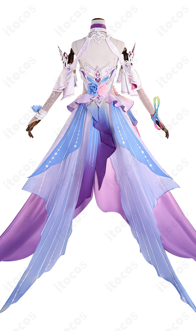 キュレネ コスプレ衣装の背面全体図。背中装飾とスカートのレイヤー構成、アームカバーの長さを再現。