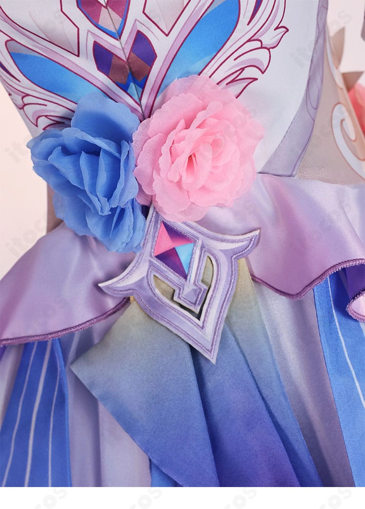 花のアクセサリー詳細。髪飾りの質感と配色、コーデのポイントになるサイズ感を表示。