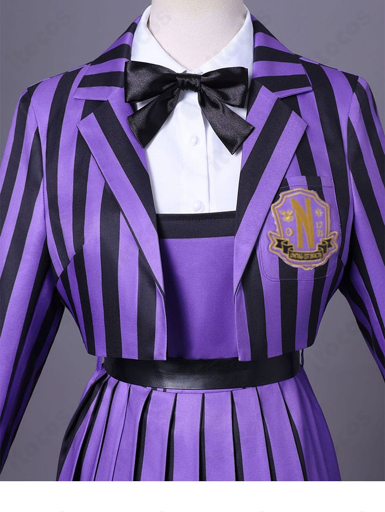 ウェンズデー学園制服の襟元ディテール。白襟と黒のコントラストが映えるクラシックな意匠。