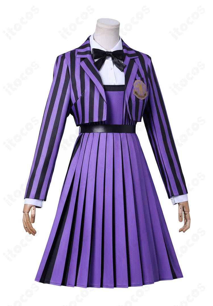 ウェンズデー学園制服コスプレの側面全体。袖口とスタイルラインの立体感を確認できるサイドビュー。