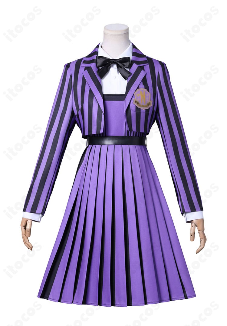 ウェンズデー学園制服コスプレの正面全体。シルエットとフロントのディテールが分かる構図。