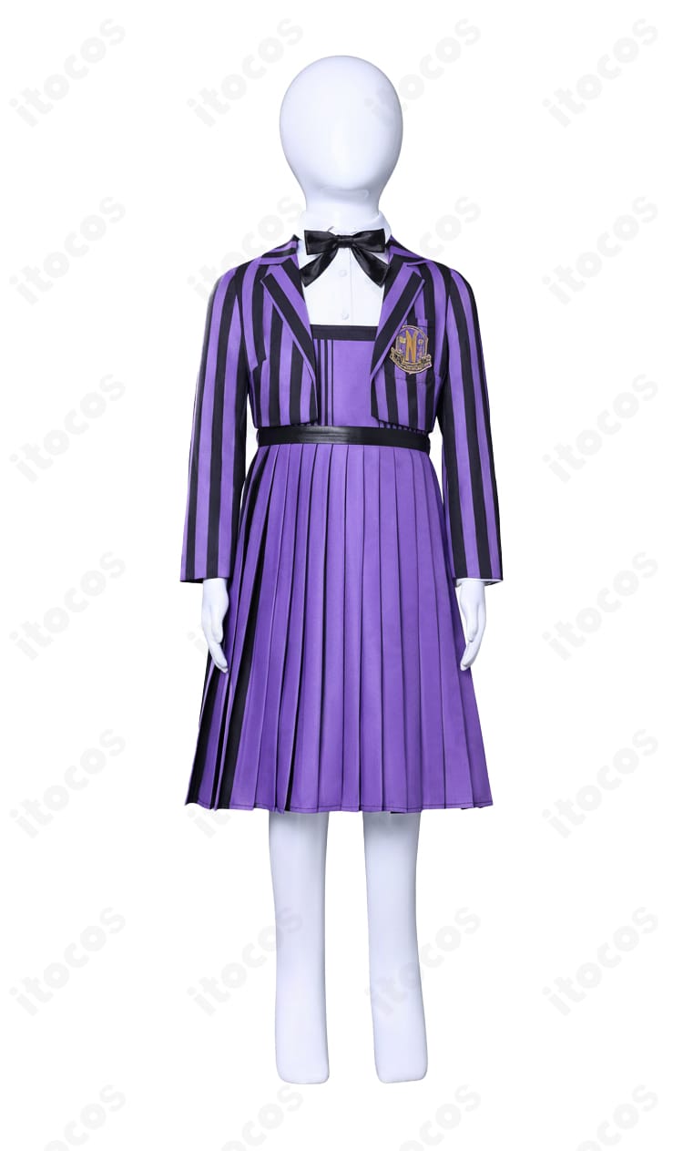 キッズ用ウェンズデー学園制服の正面ディテール。子供サイズでも精巧な装飾を再現。