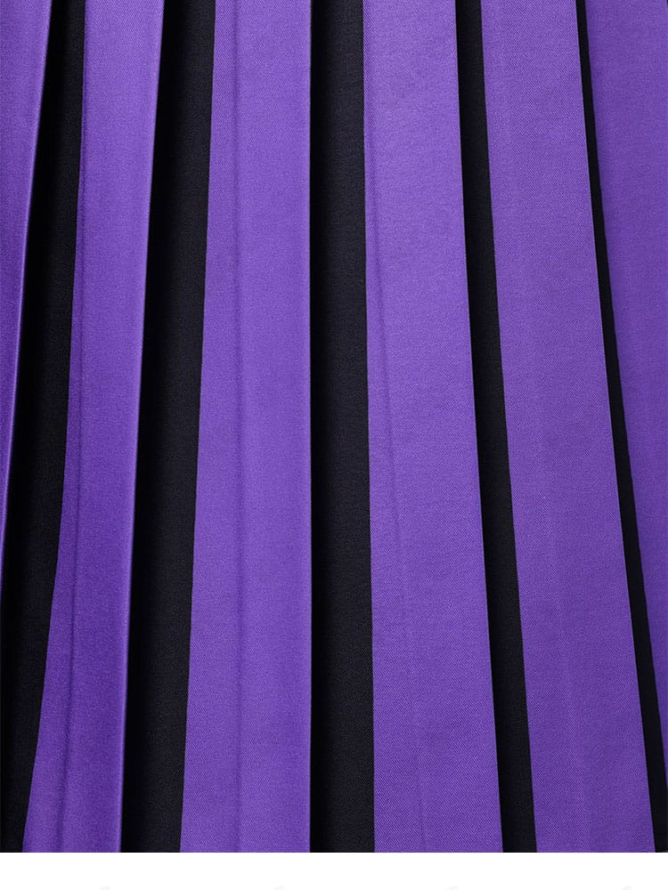 ウェンズデー学園制服のスカート裾ディテール。歩くたびに揺れる美しいライン。