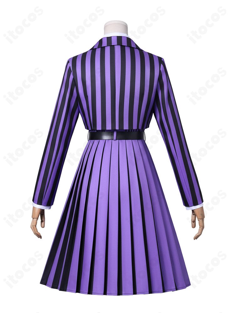 ウェンズデー学園制服コスプレの背面全体。後ろリボンとスカートのドレープを再現した後ろ姿。