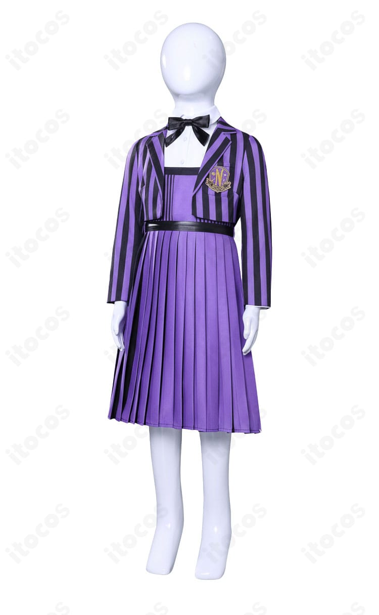 キッズ用ウェンズデー学園制服の側面ディテール。可愛らしさと動きやすさを両立したシルエット。