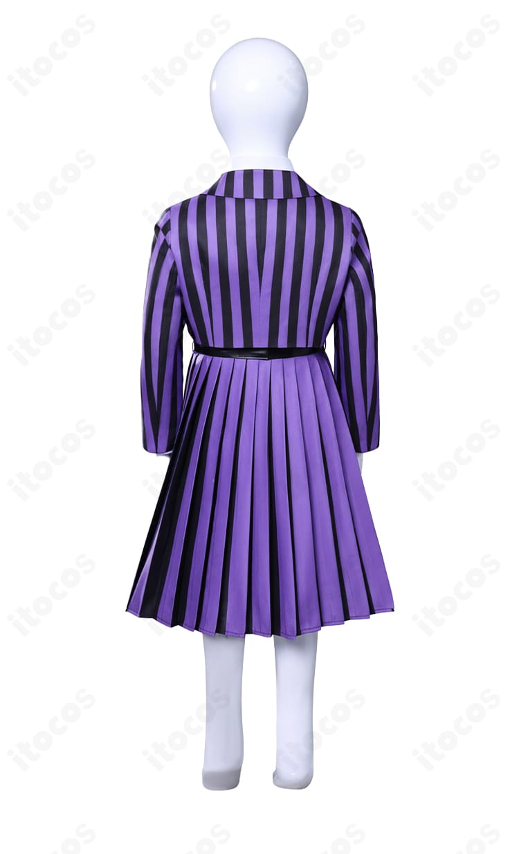 キッズ用ウェンズデー学園制服の背面ディテール。後ろ姿まで丁寧に作り込んだ仕上がり。