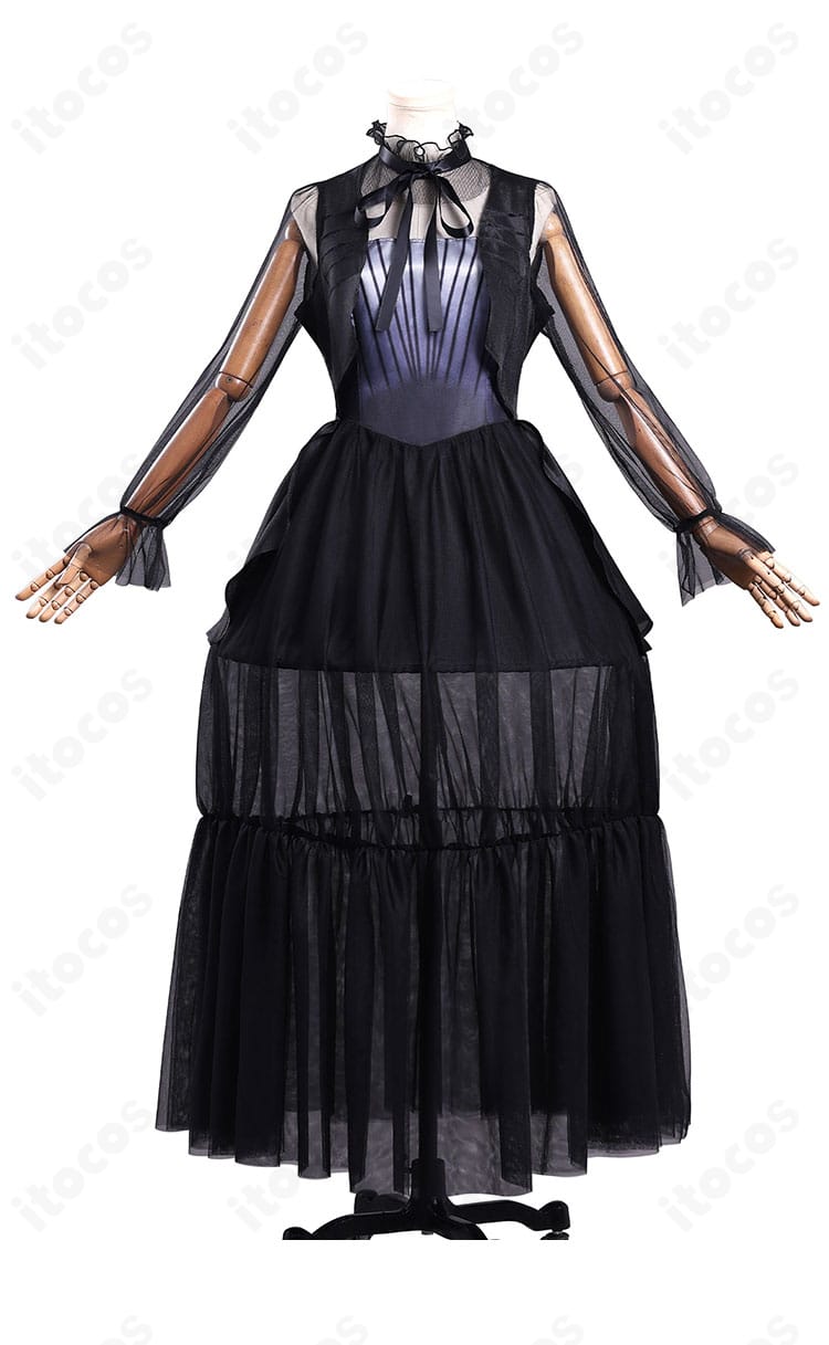 ウェンズデー コスプレ衣装の正面全体写真。黒を基調にしたエレガントなドレスシルエット。