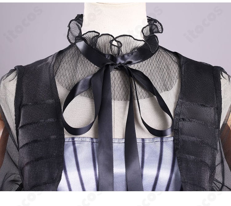 ドレスのネックアクセサリーと襟元ディテール。クラシカルな雰囲気を強調。