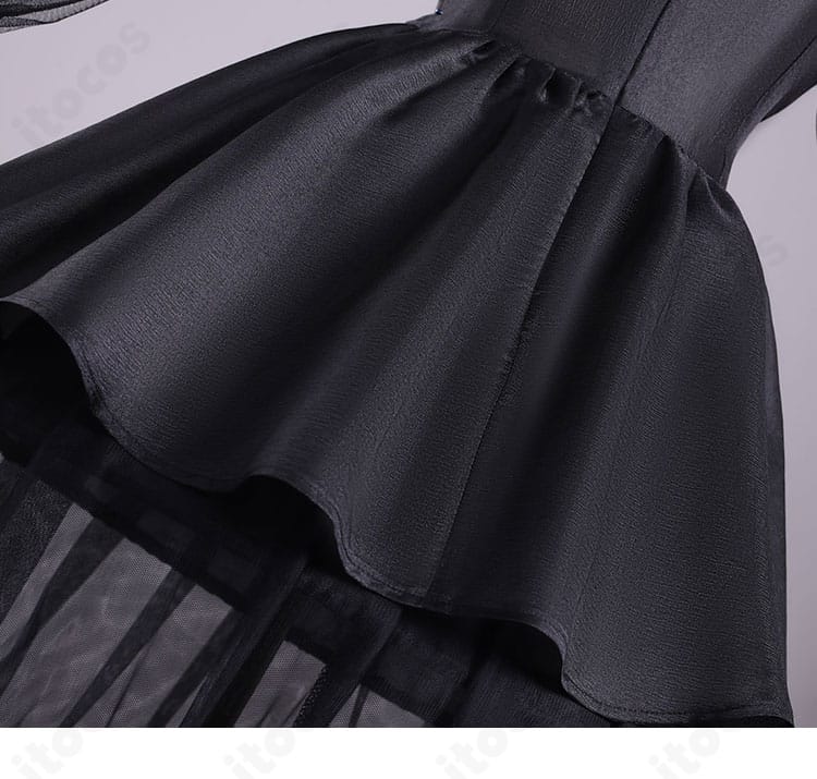 スカート装飾ディテール。ウェンズデーらしいゴシックデザインを強調。