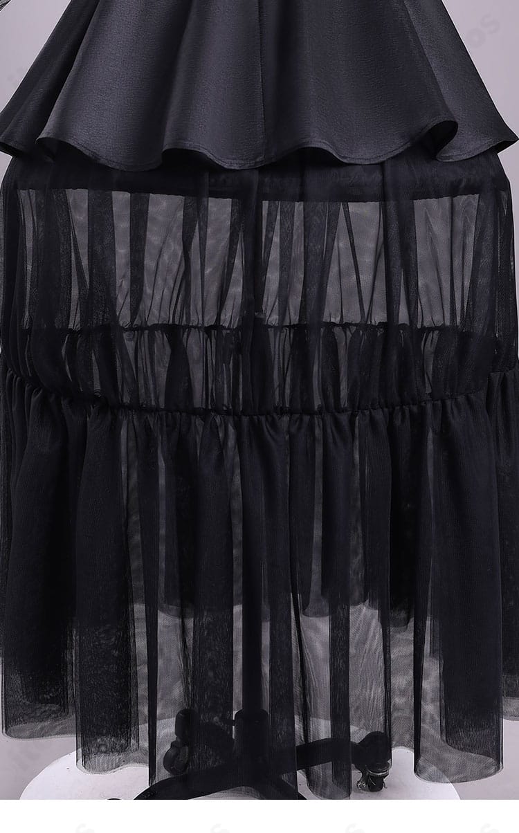 裾とレース部分の拡大。繊細な刺繍と立体感のある仕上がり。