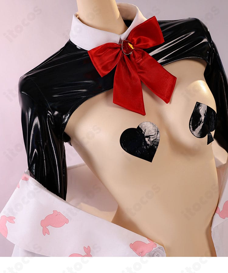 勝利の女神：NIKKE ルージュ 上半身ディテール。トップスの質感と装飾配置を強調した写真。