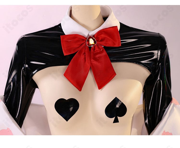 ルージュ 衣装の襟・ラペル装飾のクローズアップ。コート襟の形状と縫い目を詳細に撮影。