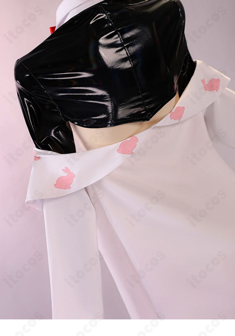 ルージュ 上衣背面の装飾ディテール。バックヨークやストラップの取り付けが見える構図。