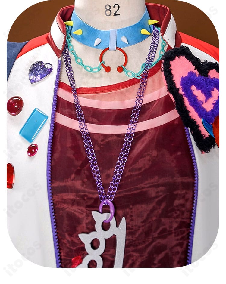 天城燐音 エゴイスト衣装 ネックレスの細部。首元アクセの質感と造形を再現。