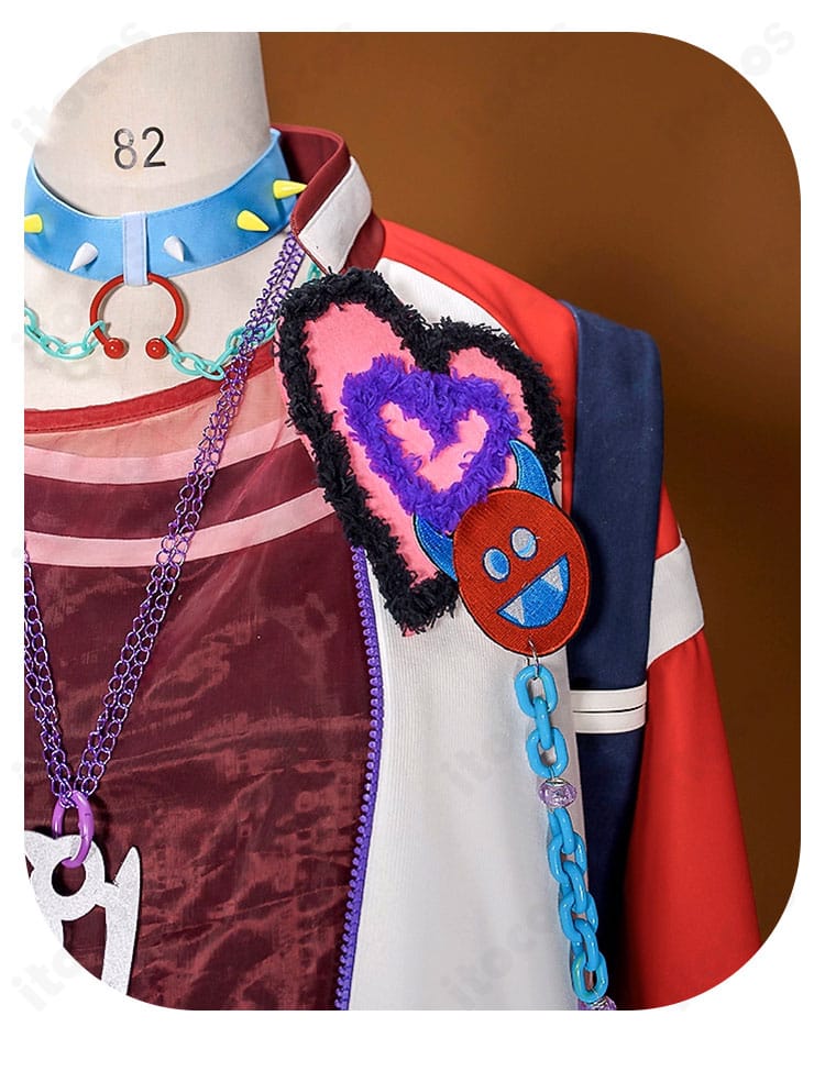 天城燐音 エゴイスト衣装 胸飾りのクローズアップ。輝きと形状でキャラクター性を強調。