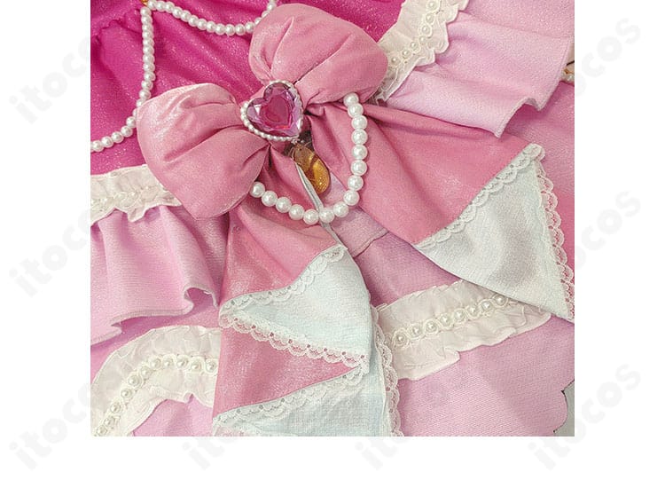 ドリーミングプリンセスコーデの胸元アップ。愛らしいハート型リボンがステージ映えするポイント。