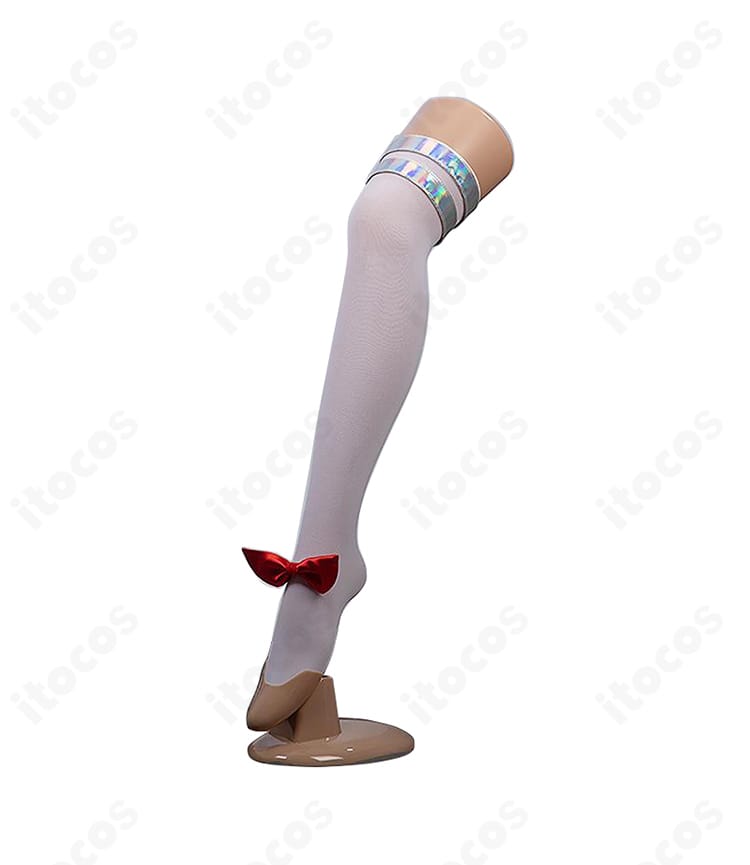 ウマ娘 アーモンドアイ 勝負服のストッキングと足元飾りのディテール。素材感と細部の仕上げをクローズアップ。