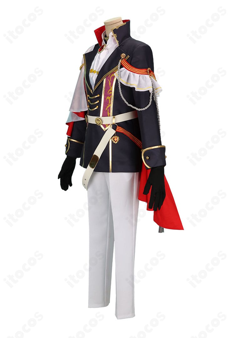 不破湊 コスプレ衣装の側面。マントの落ち感とコートラインの美しさ、シルエットの流れを強調した横構図