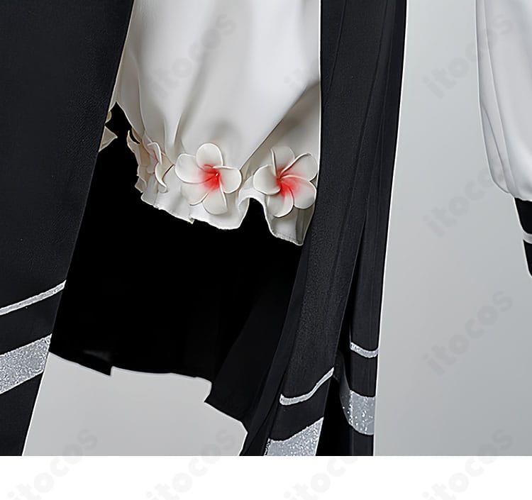 ショートパンツ裾の花飾りディテール。華やかで個性的なアクセントを強調。