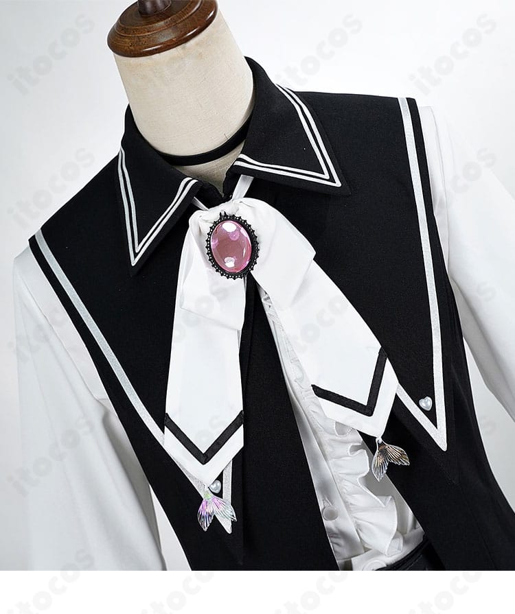 襟元とネクタイ風アクセ、チョーカーのアップ。首回りのアクセントが映えるデザイン。