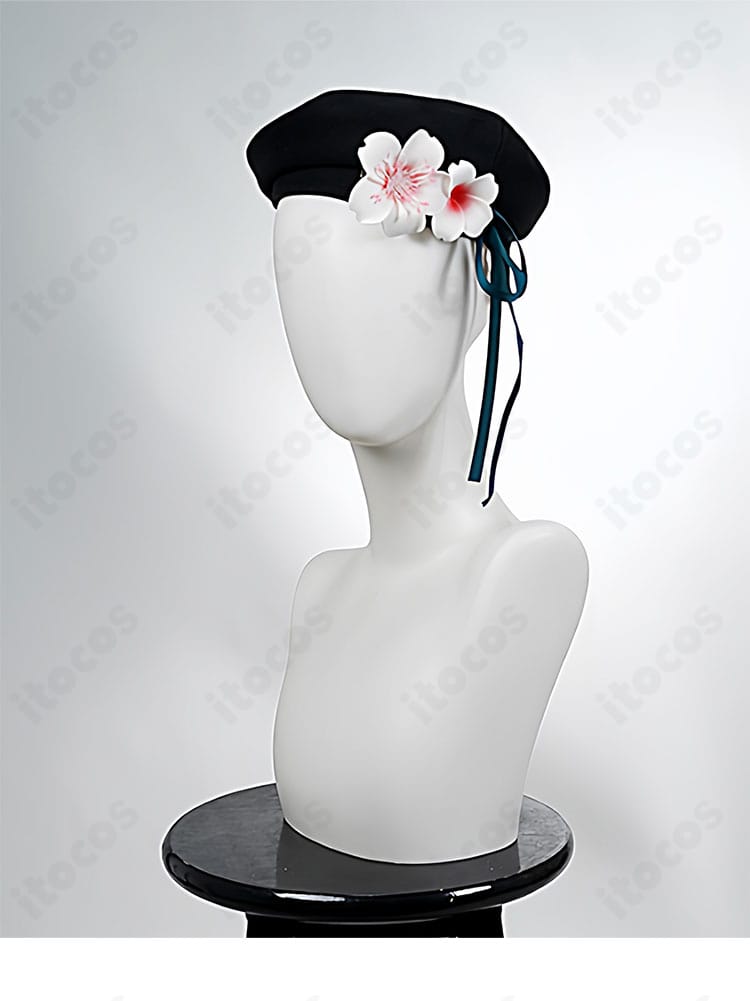 ベレー帽の装飾アップ。桜羽エマらしい明るさを引き立てるポイントアイテム。