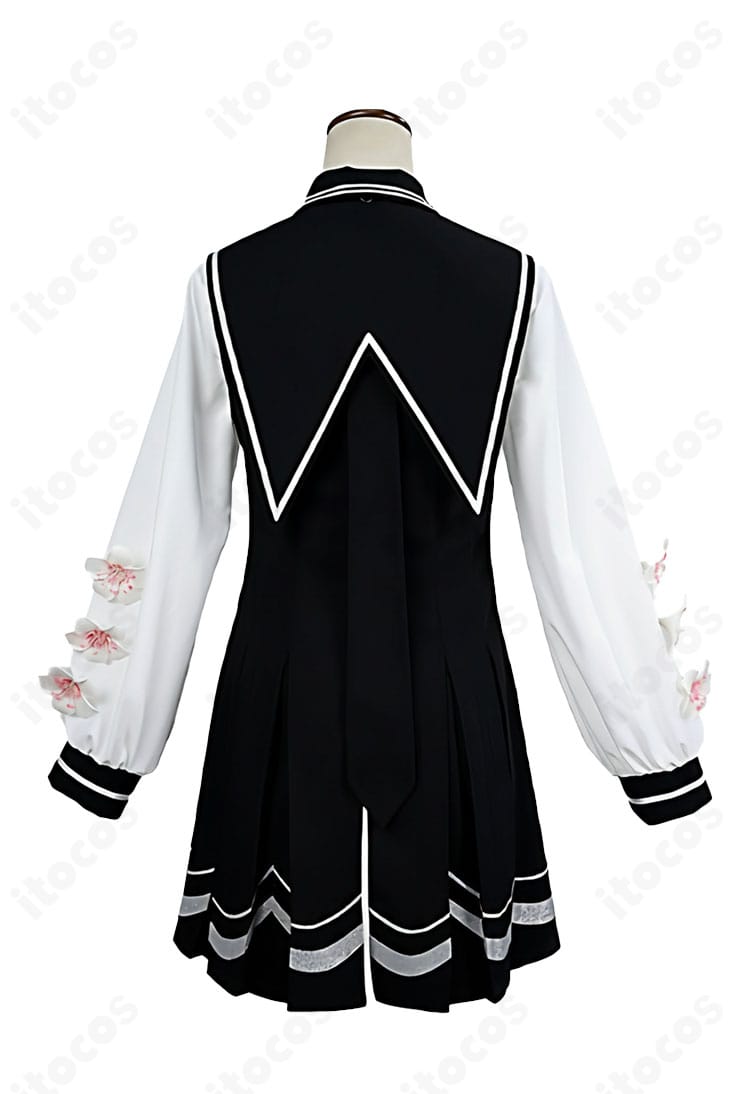 桜羽エマ コスプレ衣装の背面。コートのラインやベルト位置まで忠実に再現した後ろ姿。