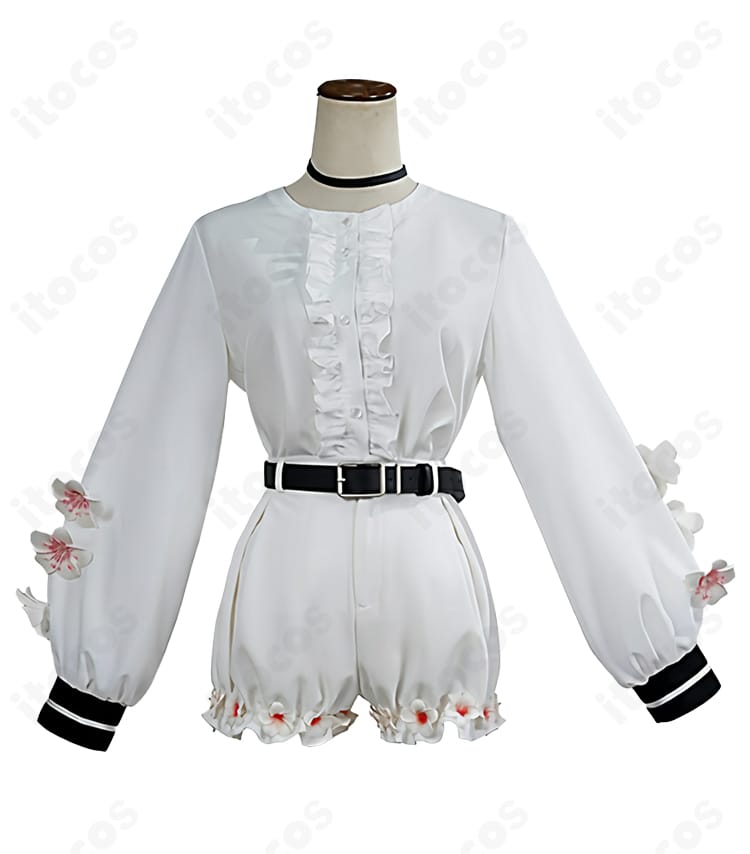 インナーのシャツとアクセサリーの細部。胸元や縫製の仕上がりが見えるディテールカット。