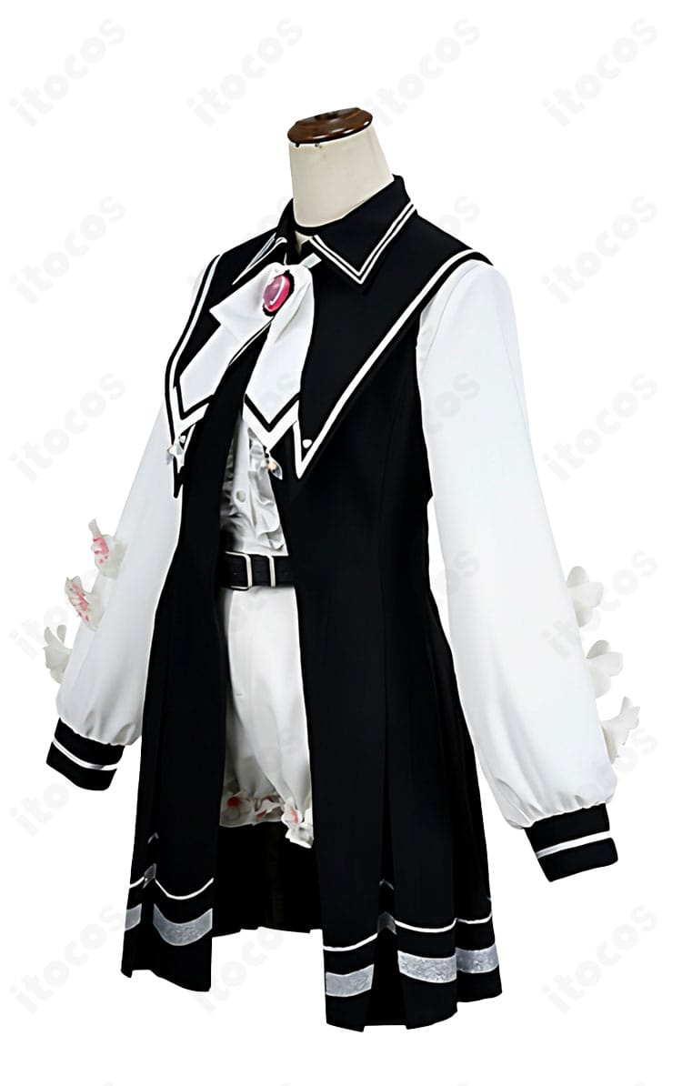 桜羽エマ コスプレ衣装の側面。立体的なライン取りとベルト装飾のディテールがわかる角度。