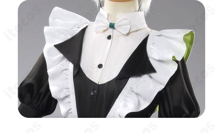 前襟とボタンの近接カット。アンティーク調ボタンの質感でクラシカルさを演出。