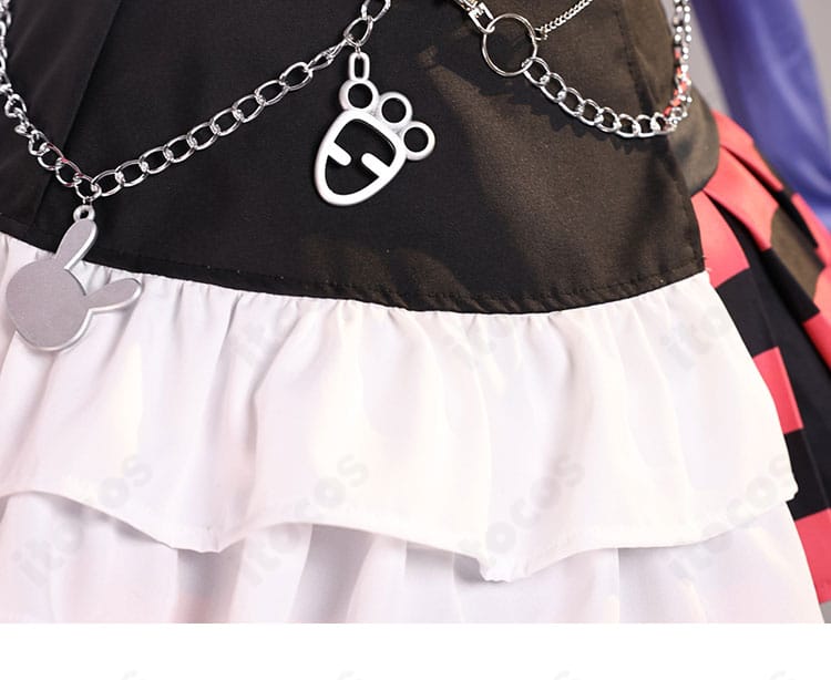 兎田ぺこら コスプレ衣装のスカート裾ディテール。フリルとレースが美しく揺れる。