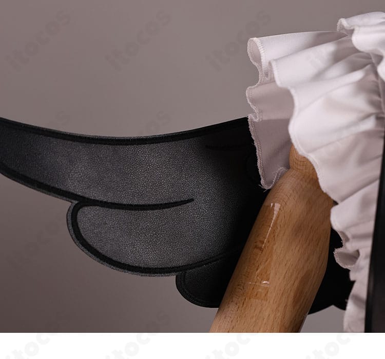 兎田ぺこら コスプレ衣装の袖口ディテール。パンク調ラインとストラップがアクセント。