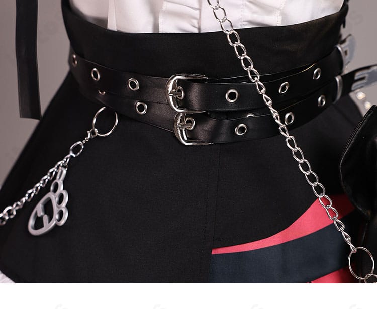 堕天使パンク衣装の腰飾りディテール。シルバーアクセがパンク感を強調。