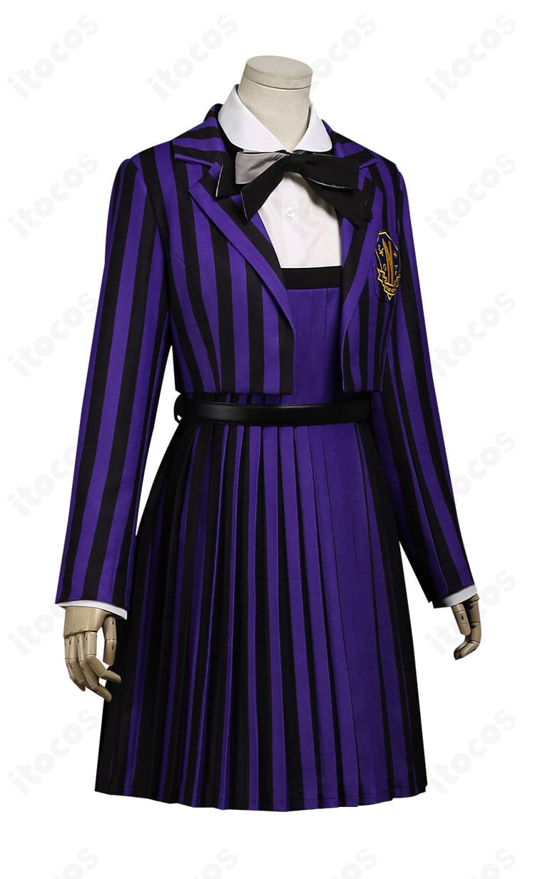 イーニッド・シンクレア 制服コスの側面図。立体的な肩ラインとウエストのシェイプで上品なシルエットを強調。