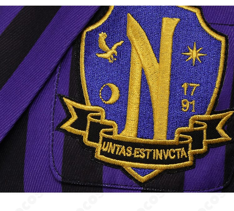 ネヴァーモア学園制服の胸元エンブレム刺繍ディテール。縁取りとモチーフを丁寧に再現した近接写真。