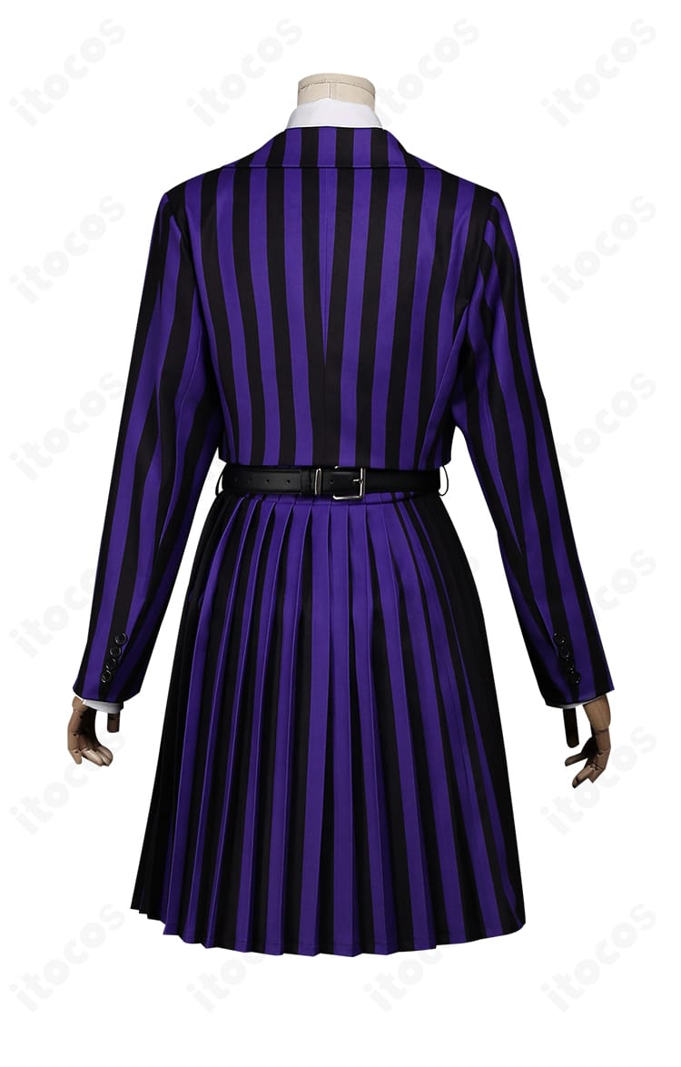 イーニッド・シンクレア コスプレの背面図。刺繍入りブレザーの後ろ姿とプリーツスカートの流れを確認できるショット。