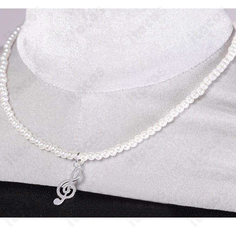 白石杏 コスプレ衣装のネックレス装飾アップ。メロディっちコラボらしいモチーフと質感を表現。