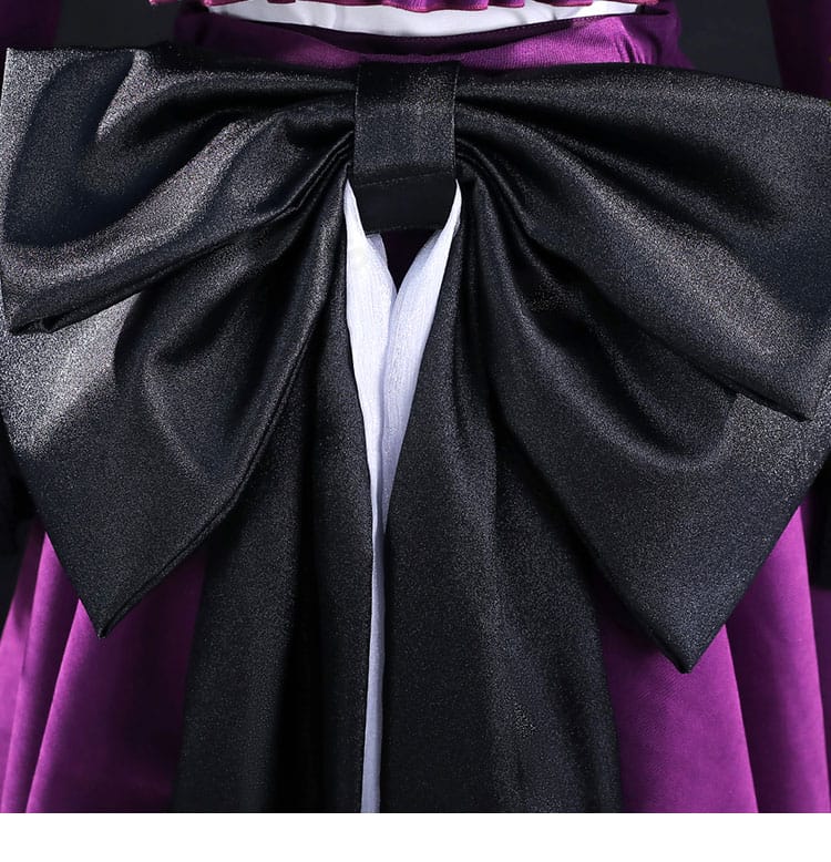 背面の大きなリボン装飾。可愛らしさと気品を両立し、後ろ姿の存在感を強調。