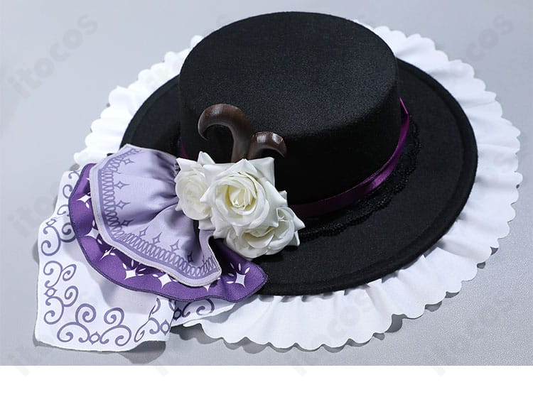 衣装に合わせた帽子アクセサリーのクローズアップ。ステージ感と統一感を高める必須小物。