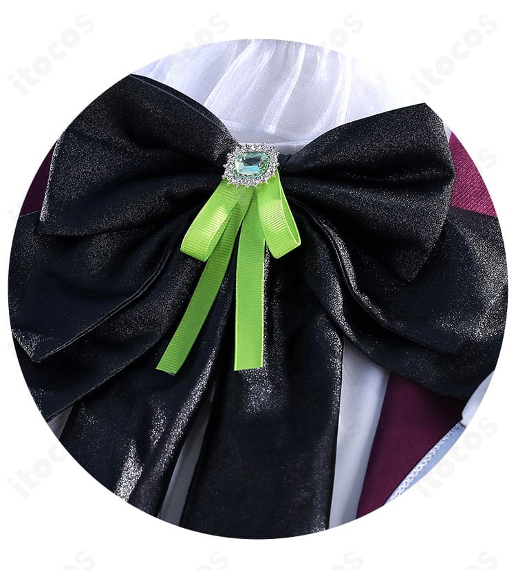 黒い蝶ネクタイの装飾ディテール。中心の結び目とバランス良いサイズ感で上品な印象を演出。