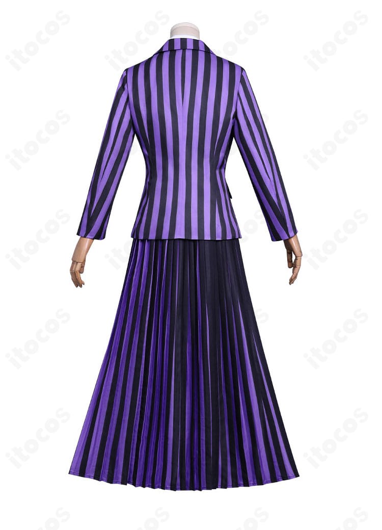 ウェンズデー・アダムス 制服 背面デザイン。ストライプの配置と後ろ姿のシルエットまで丁寧に再現。