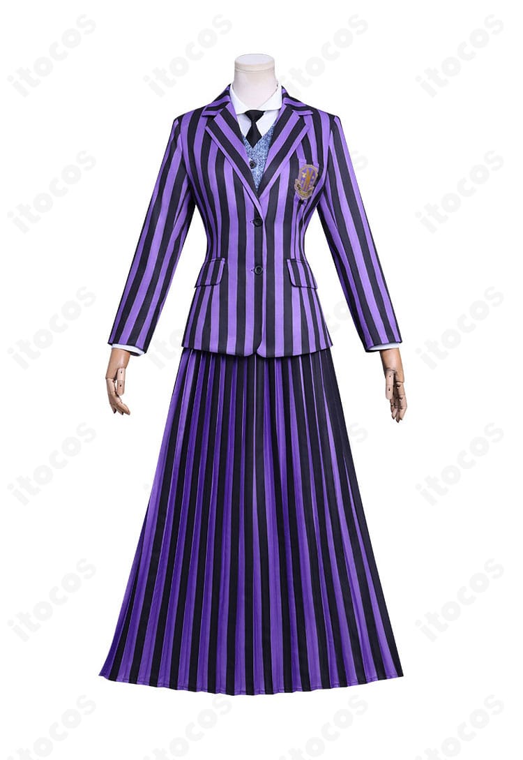 ウェンズデー・アダムスのネヴァーモア学園制服コスプレ 正面全体。落ち着いたモノトーンで高再現、イベント・撮影向け。